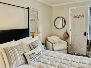 Beautiful Modern In-town Studio with Kitchenette Telluride